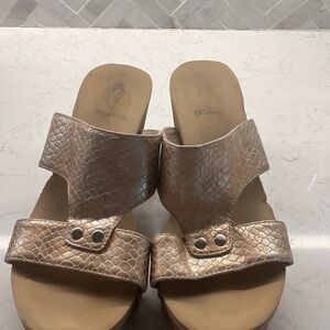 Volatile Cassia light/ dark gold metallic size 9 worn 3in wedge heel